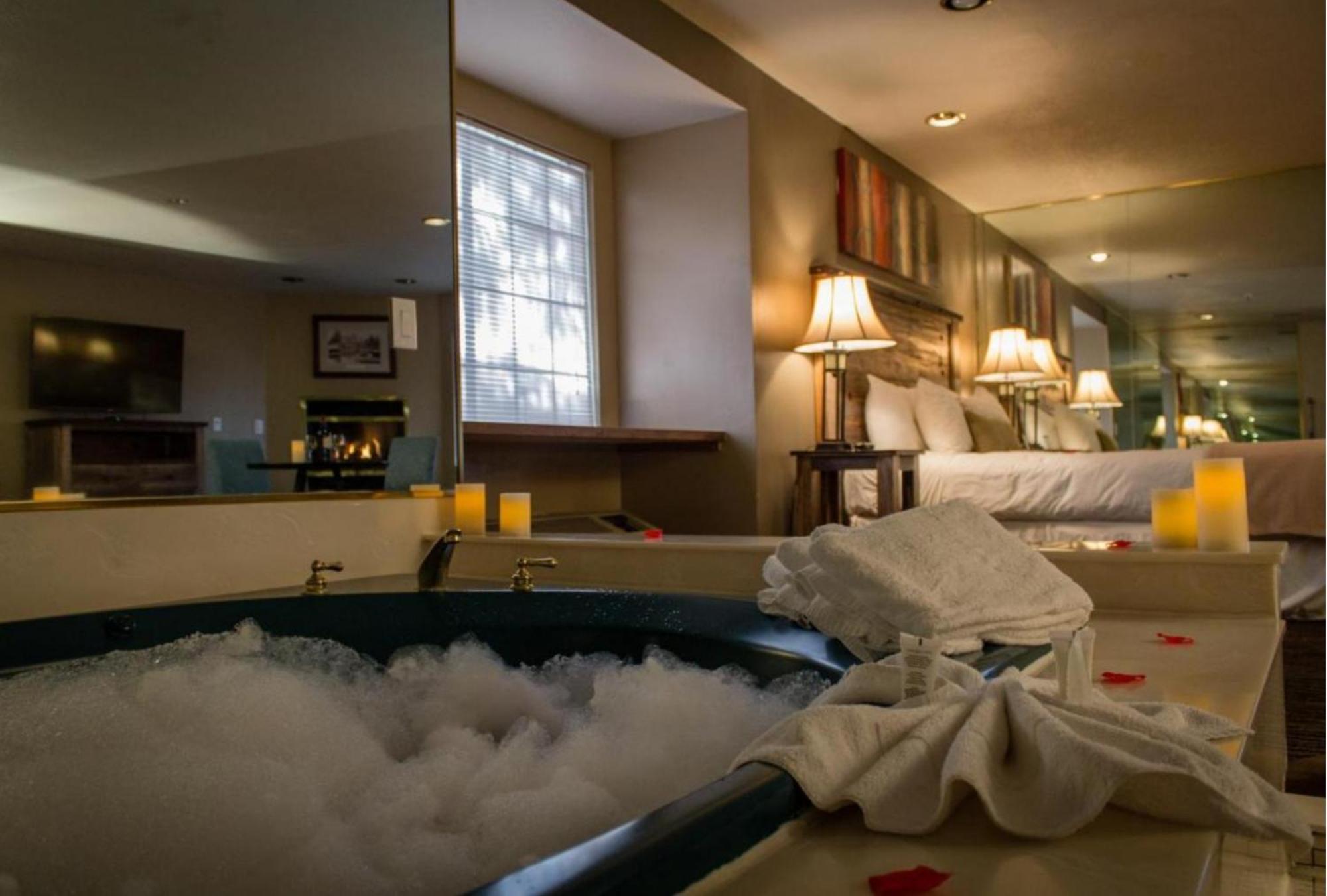 Luxury Suite Spa Bath,1012435210:JPEG